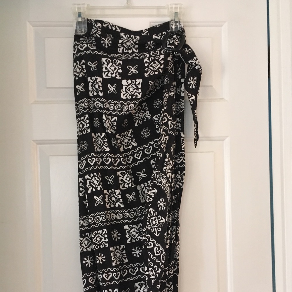 Black and White Express Sarong